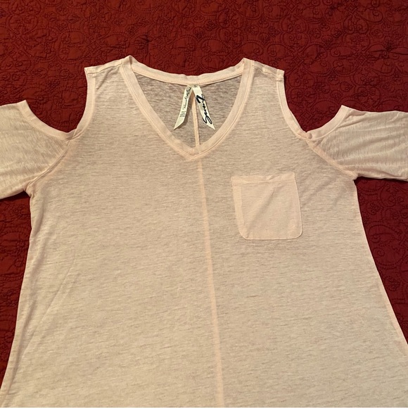 Seven7 cold-shoulder tissue tee, size small. - Picture 4 of 5